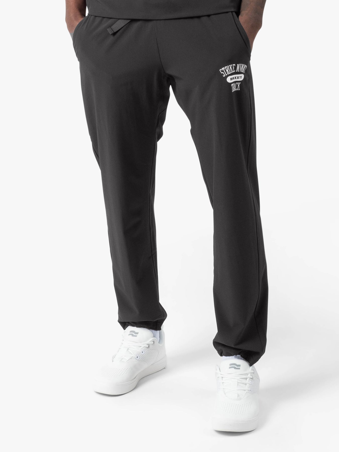 Strike Mvmnt Field TrackPant - Track QuickDry Phantom Black / White